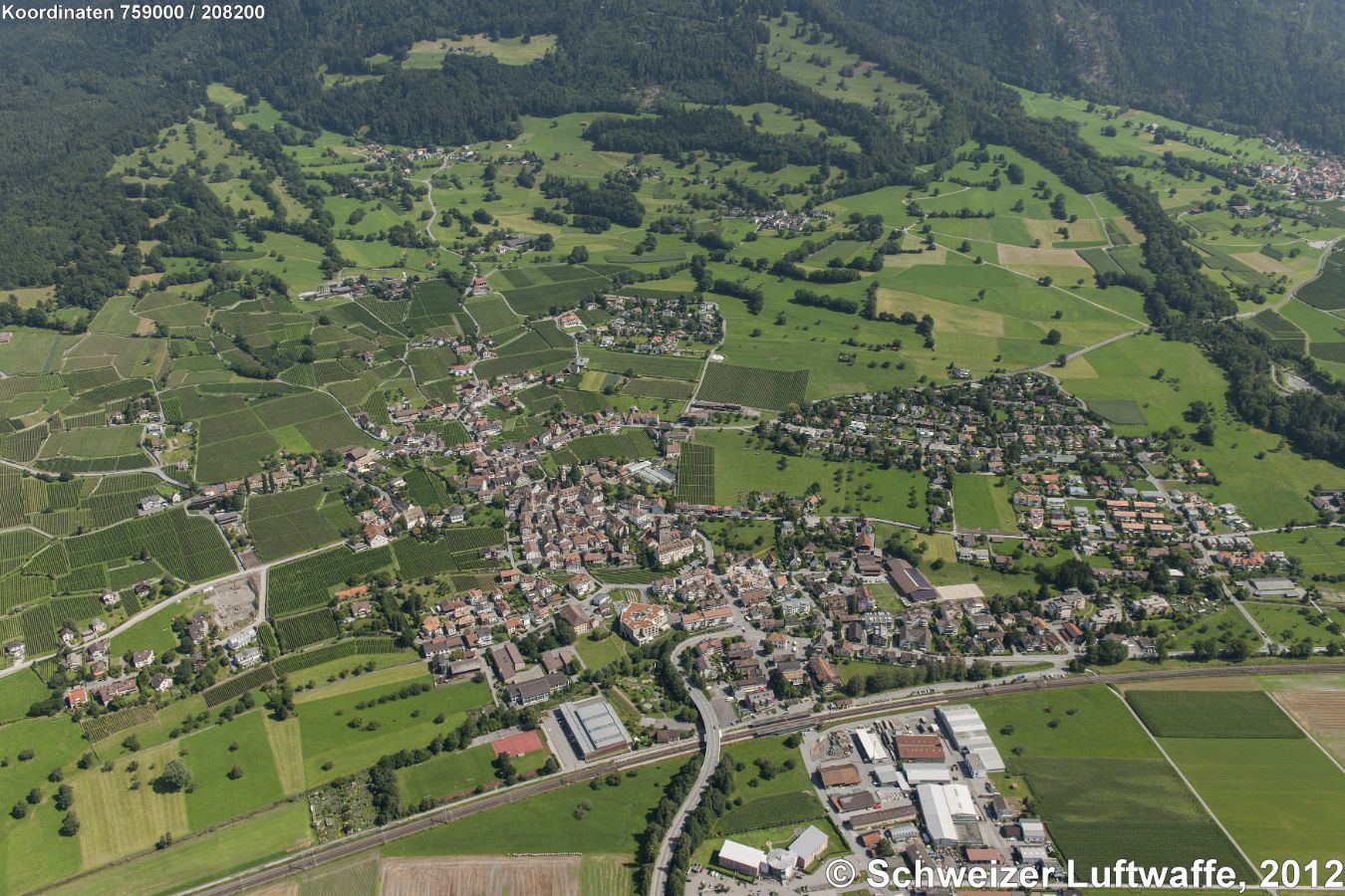 'Bündner Herrschaft' : Maienfeld; ganz oben rechts im Bild: Jenins